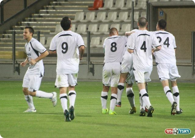 מהפך. חוגגים עם עמר (צילום: מיכאל פישנזון)