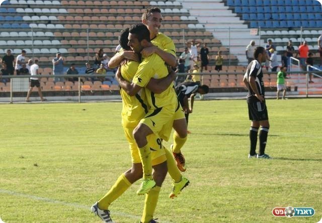 בליץ של נהריה. חוגגים עם אפללו את הראשון (צילום: מיכאל פישנזון)