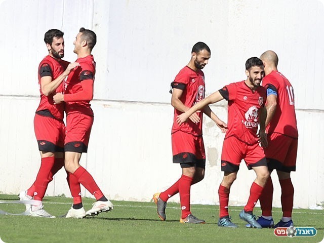 שחקני כפר קאסם חוגגים עם יוסי אסייג (payperlens)