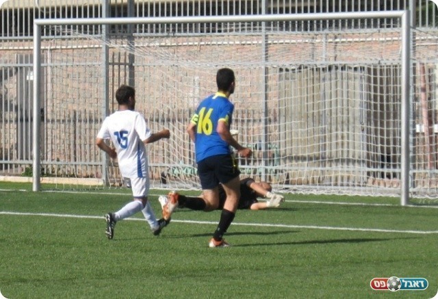 מהפך מדהים. אדרי (בכחול) מול חזי זדה (צילום: אלי שמואלי)