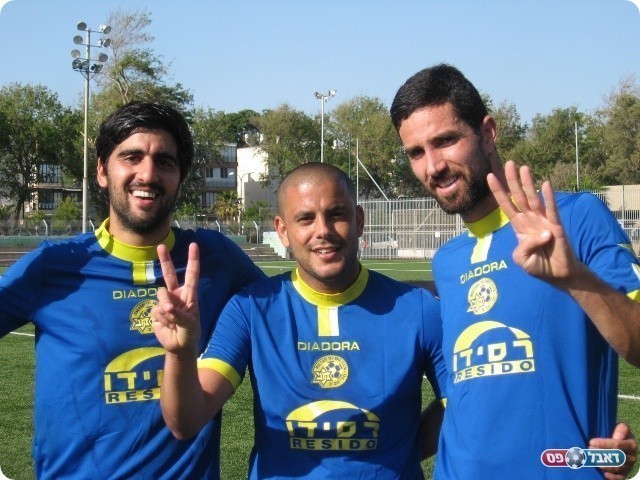 חגיגה יפואית. הכובשים (מימין): אדרי, לוי וכהן (צילום: אלי שמואלי)