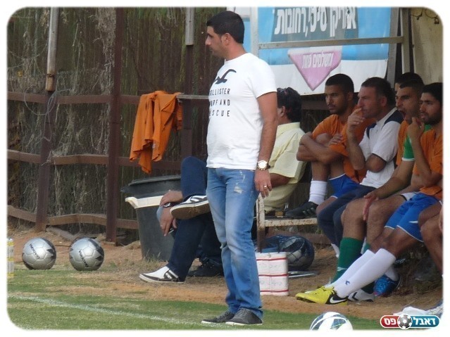 קבוצה בעשרה שקלים. כהן (צילום: גיא גולדפרב)