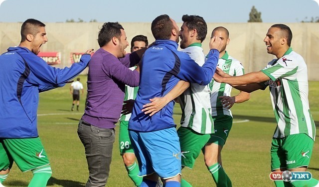 וחוגג עם הספסל (צילום: לירן דורף)