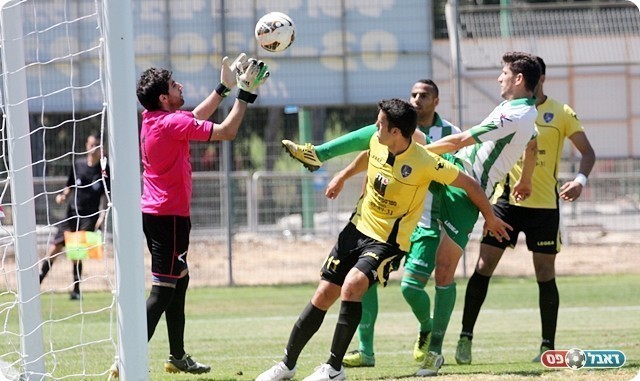 פאר מקדים בעוד עירבוביה את צרויה (לירן דורף)