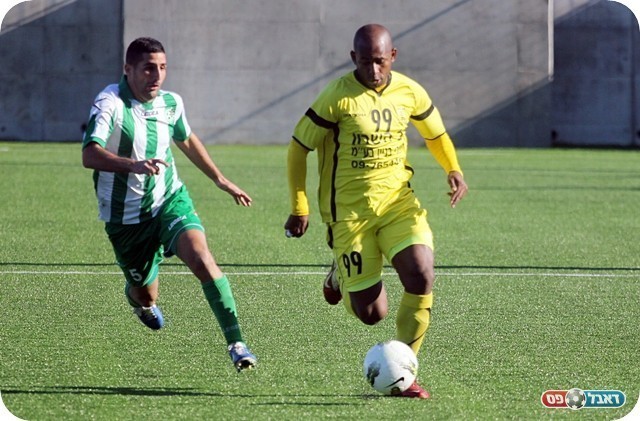 תקועים בתחתית. דוס סנטוס מכפ"ס וביטון מעמישב (צילום: לירן דורף)