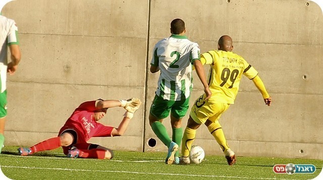 מחצית נפתחה בנימנום. אזולאי עוצר את דוס סנטוס (צילום: לירן דורף)