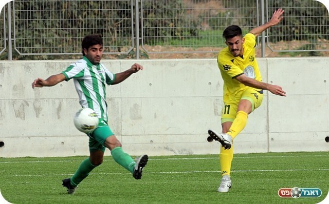 האירוע החשוב במשחק. עובדיה מפגיז (צילום: לירן דורף)