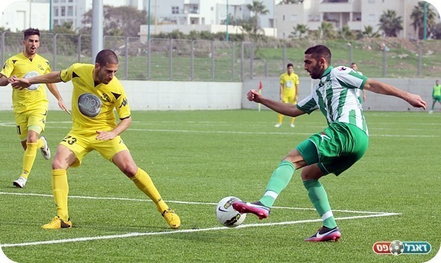 אדום טיפשי. בן נעים מול קוז'וק (צילום: לירן דורף)