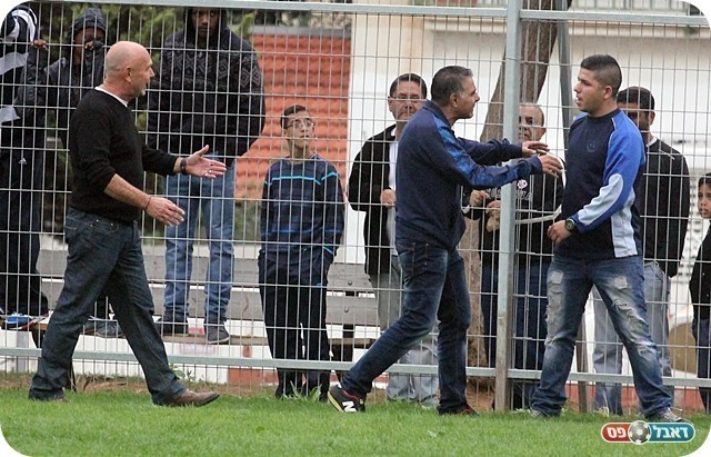 האירוע המכוער. כץ ומביא הכדורים (צילום: לירן דורף)