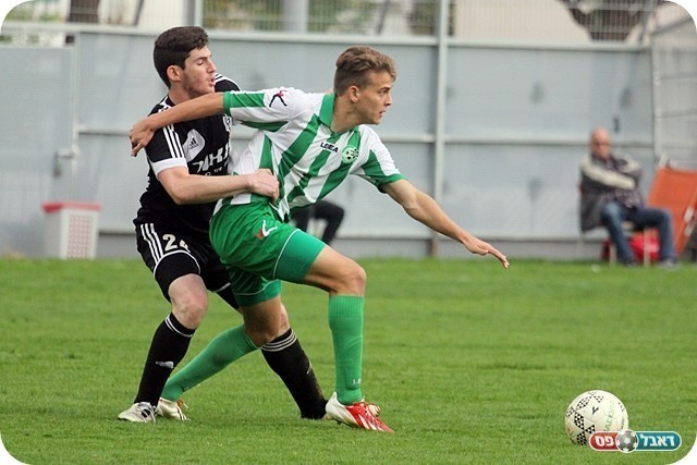 שליטה של עמישב במחצית הראשונה. אלמוג תופס את וקסלר (צילום: לירן דורף)