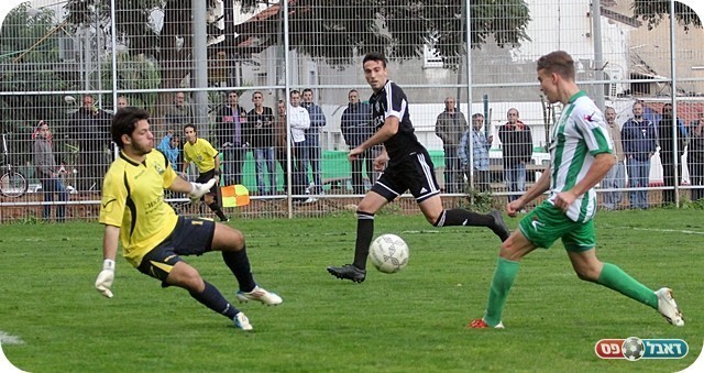 כמו שהמחצית הסתיימה. וקסלר מחמיץ מול אנגלשטיין (צילום: לירן דורף)