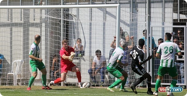 מסיקה הודף את הבעיטה החופשית של עמרן (לירן דורף)