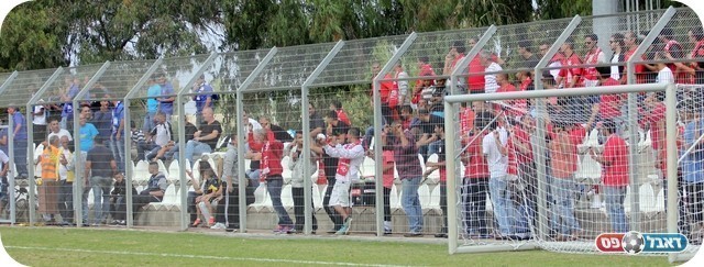 הוכיחו אחרת. אוהדי מרמורק ושעריים (צילום: לירן דורף)