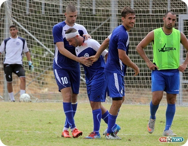 וחוגג עם צבאג ופליקר (צילום: לירן דורף)