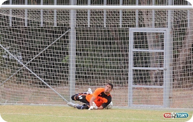 ורז משמיט את הכדור (צילום: לירן דורף)