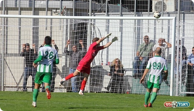 הכדור של כהן צדק חומק ליד החיבורים