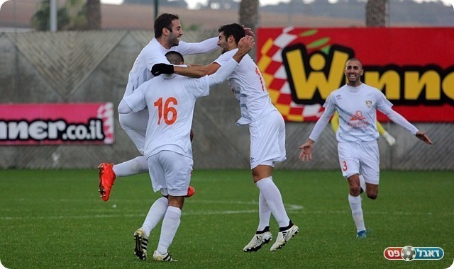 שחקני נס ציונה חוגגים (לירן דורף)