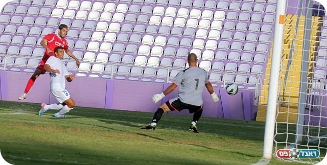 קצב מטורף. אסייג מדביק כדור לקורה (צילום: לירן דורף)