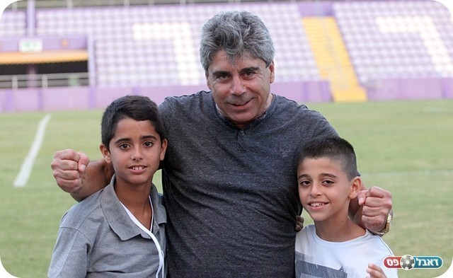 מרוצה מאד. אזגי והילדים (צילום: לירן דורף)