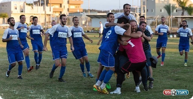 שחקני אריאל חוגגים (משה שלו דף הפייסבוק הרשמי)