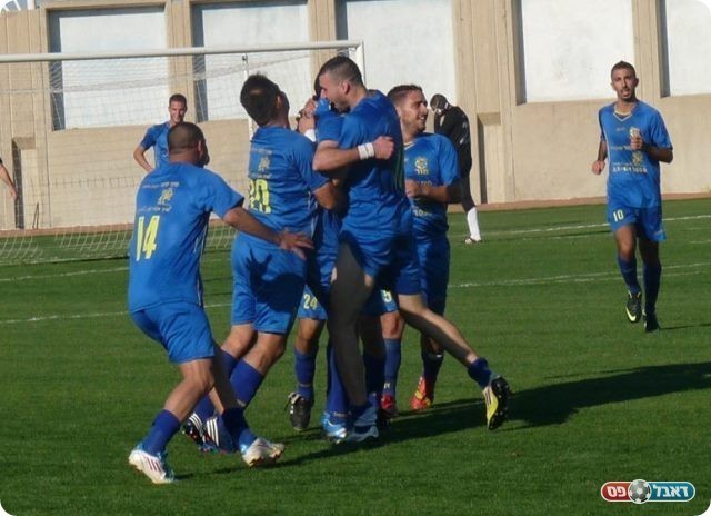 וחוגגים (צילום: אלי שמואלי)