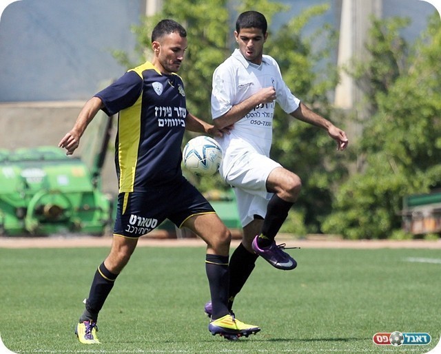 השער היפה במשחק. בנישו מצר את צעדיו של ג'אדאללה (צילום: לירן דורף)