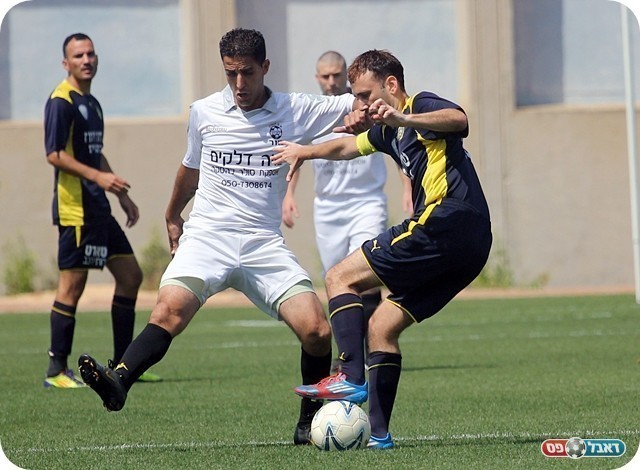 שער של נחישות. אבי ציוני מנסה לעצור את סוויסה (צילום: לירן דורף)