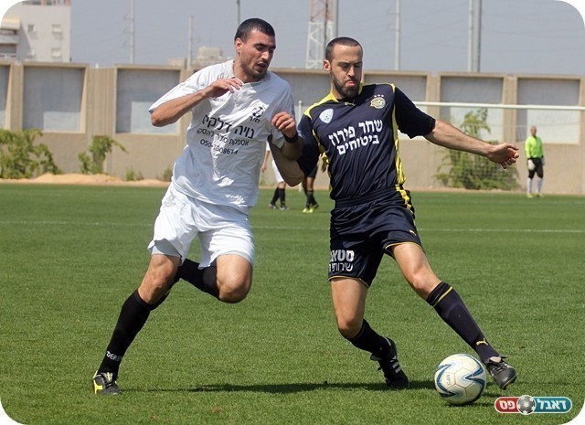 שבר את הקרח. ויגדור מנסה לעצור את אלייב (צילום: לירן דורף)