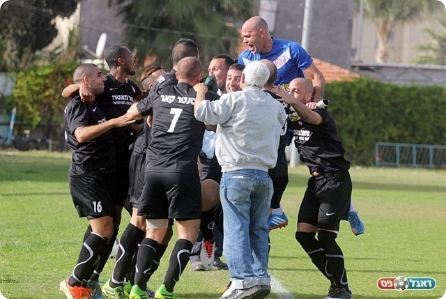 אזור חוגגת נצחון ענק (צילום: לירן דורף)