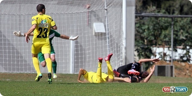 אלקבץ מפיל את לוי (צילום: לירן דורף)