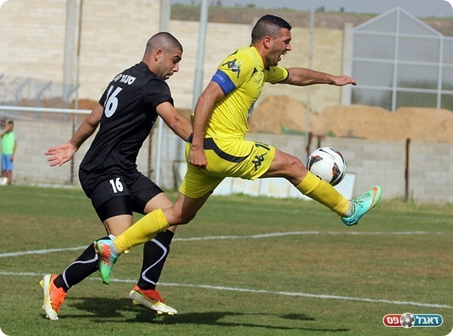 אשר עוצר את שלומי משה, משחק נהדר למגן אזור (צילום: לירן דורף)