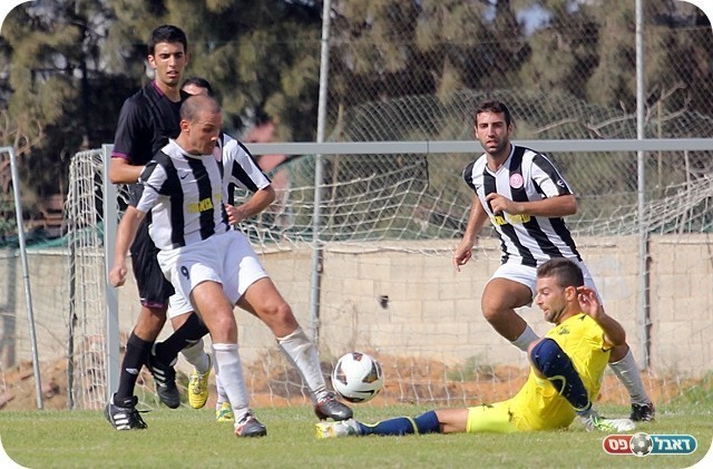 ההזדמנויות המשיכו ליפול בצד השני. טמיר מתקל את גבע (צילום: לירן דורף) 