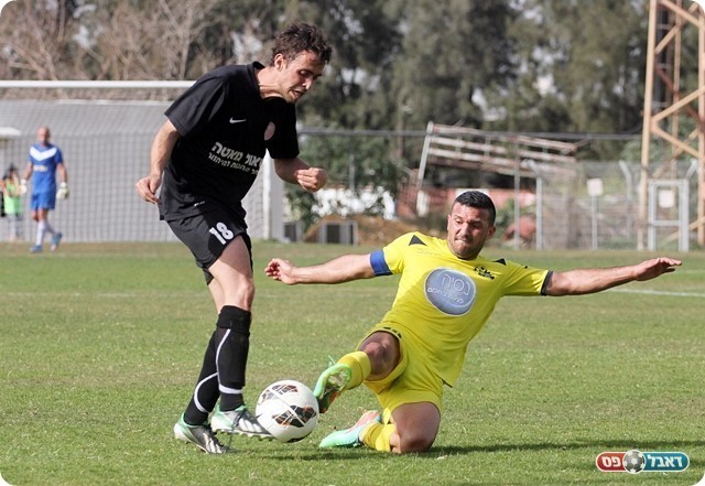 משה מתקל את בן סלומון (צילום: לירן דורף)