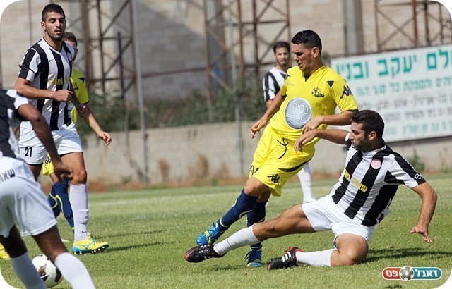 משחק אגרסיבי. חקאק מקצץ את רביבו (צילום: לירן דורף)