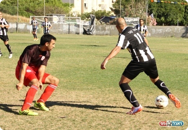 חזר להרכב. אמר (משמאל) שומר על חן לוי (קובי רוזן)