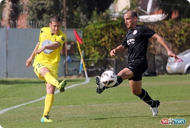 קוז'וק וגבע במאבק (צילום: לירן דורף)