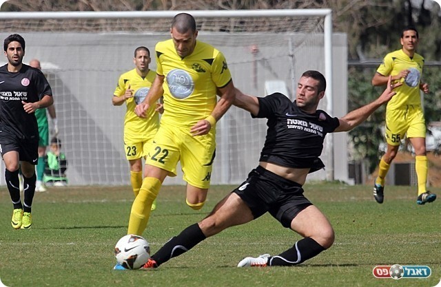 חקאק מתקל את גורמזנו (צילום: לירן דורף)