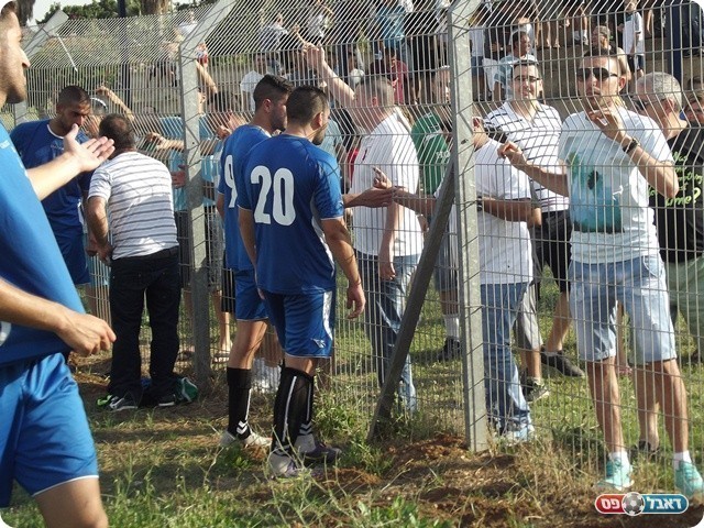 רצו את החולצות. אוהדי מלאכי (צילום: אייל אורן)