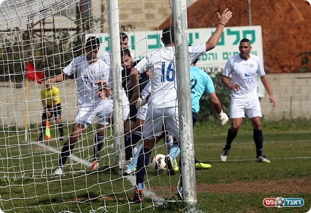 סגל בחצי מצב בפתיחה (צילום: לירן דורף)