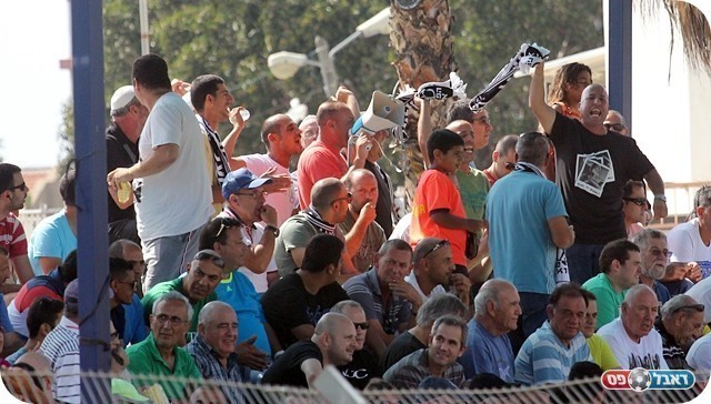 "לא רוצים שיפו תעלה". אוהדי אזור (צילום: לירן דורף)