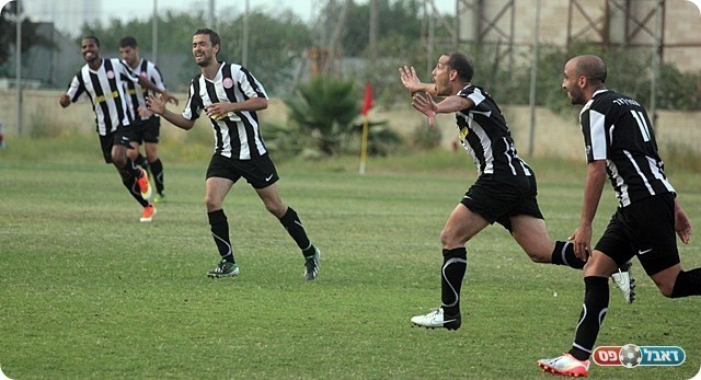 גבע והחברים חוגגים (לירן דורף)