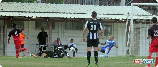 בן ישי עוצר את שחר (לירן דורף)