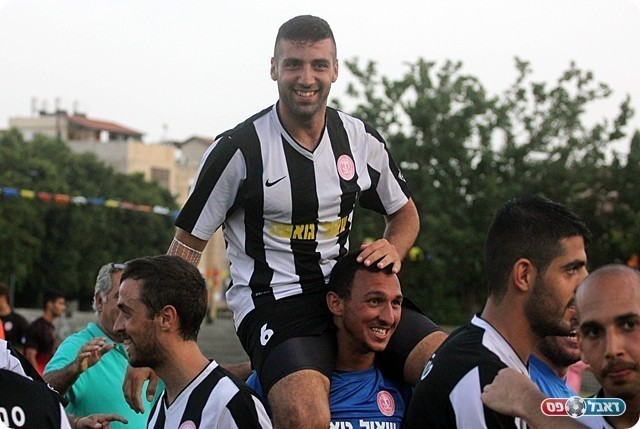 כך ייעשה לכובש הצמד, חקאק על הכתפיים (לירן דורף)