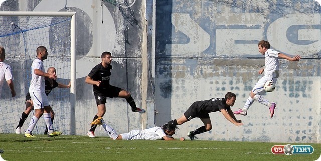 הפנדל המפוקפק, בן סלמון דוחף את צמח (צילום: לירן דורף)