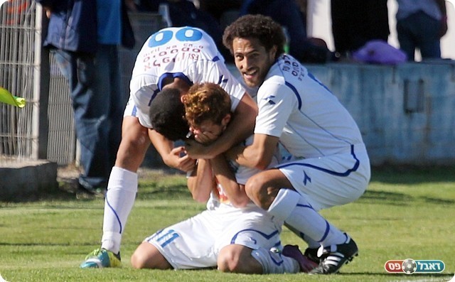 ופורץ בבכי (צילום: לירן דורף)