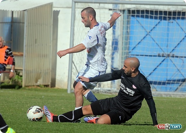 משחק אגרסיבי, לוי מתקל את אבן (צילום: לירן דורף)