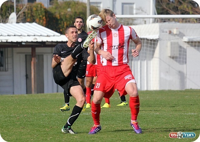 התקשו להתאקלם למגרש. בן סולומון מפגיז את דפקוס (צילום: לירן דורף)
