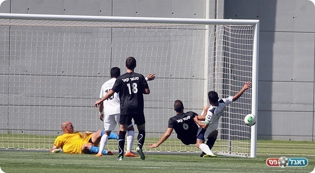 חקאק מרחיק מקו השער. קיווה ליום הולדת שמח יותר (לירן דורף)