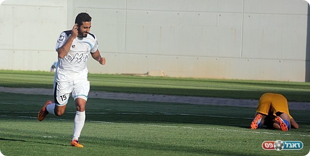 שפשה סוגר עניין, בן ישי שרוע על הדשא. (לירן דורף)