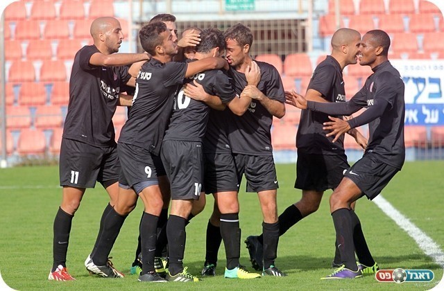 לוטשים עיניים לצמרת. שחקני אזור חוגגים (צילום: לירן דורף)